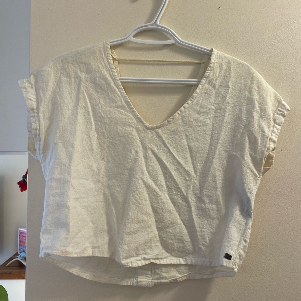 Monk & Lou Cream V-Neck Cap Sleeve T-shirt with button down back